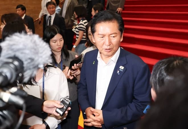 정청래 탑승 차량 가격한 50대 남성 검거…경찰, 재물손괴 혐의 수사
