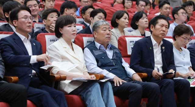 유시민 '어물전론'에 신천지 의혹까지… 진흙탕 싸움 치닫는 민주당 전당대회