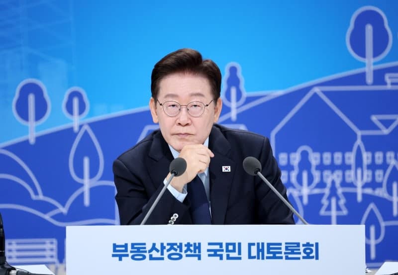 이재명 대통령 "전세대출이 집값 폭등 주원인…규제 강화하고 핀셋 지원"