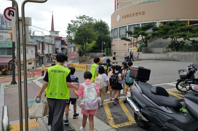 성동구, 여름방학에도 ‘워킹스쿨버스’ 운영…안전한 등하굣길 지원