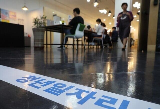 졸업 후 1년 이상 백수 48.6%…청년 고용 지표 금융위기 이후 최악