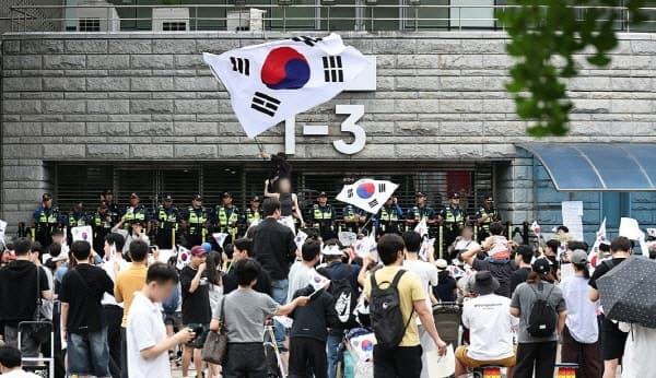 경찰, '잠실 개표소'서 기자 폭행·감금한 시위 참가자 2명 구속영장 신청