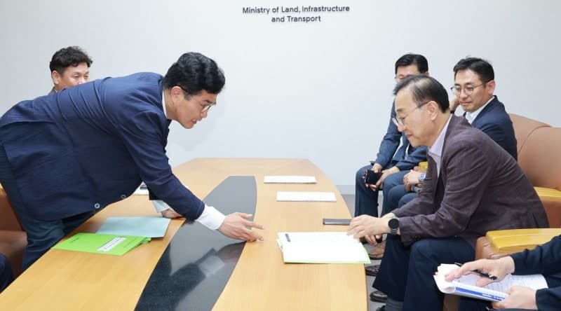 이원택 전북지사, 김윤덕 장관에 제2차 공공기관 전북 우선 배치 건의