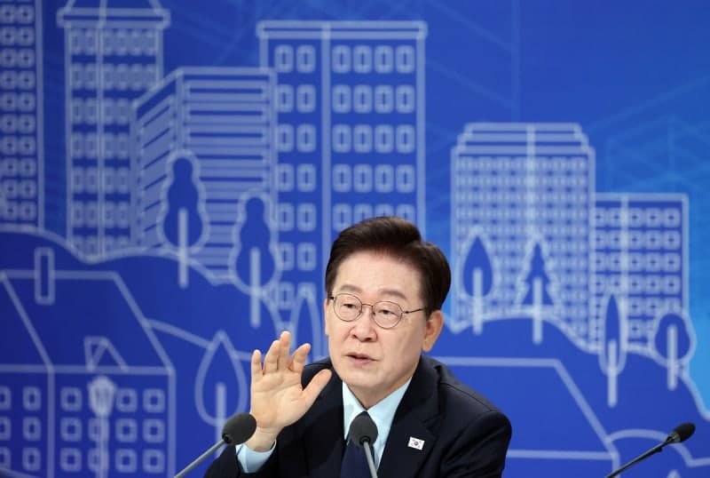 이재명 대통령 "집값 인위적 통제 안 해…비정상적 시장 정상화가 목표"