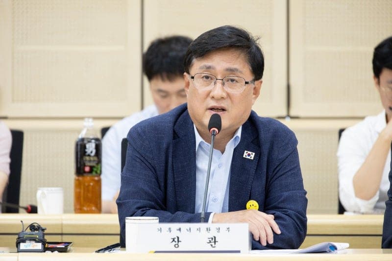 기후부 30대 사무관 사망 파문…김성환 장관 "직장 문화 근본부터 되돌아보겠다"