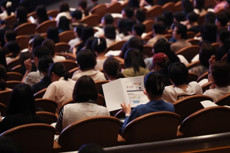 삼수생 수능 점수는 올랐지만 대학 적응력과 행복도는 낮아