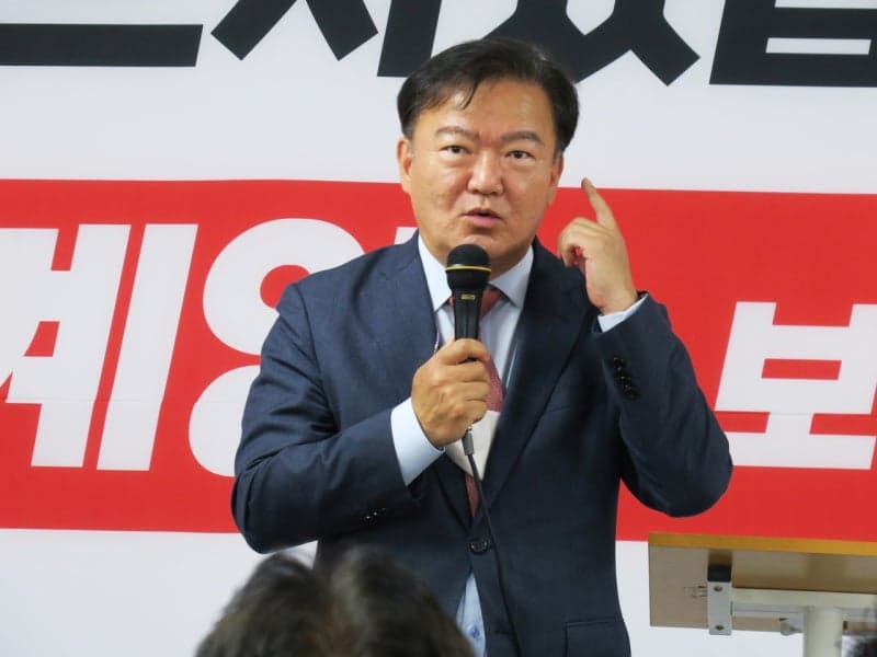 강연 중 뇌출혈로 쓰러졌던 민경욱 전 의원, 중환자실서 직접 근황 전해