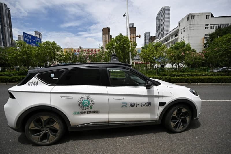 中, '집단고장' 사고로 중단했던 로보택시 신규 허가 3개월 만에 재개