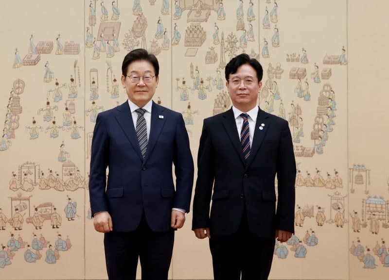 이재명 대통령 “장관님 덕에 목숨 구한 사람 많아” 김영훈 장관 격려
