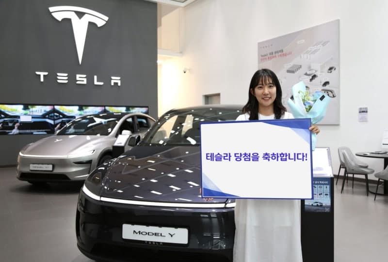 신한투자증권, ‘SOL LINK’ 이벤트 1호 당첨자에 테슬라 모델Y 전달
