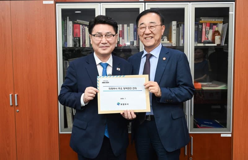 의정부시, 지하철 8호선 연장 촉구 시민 서명부 국토부 전달