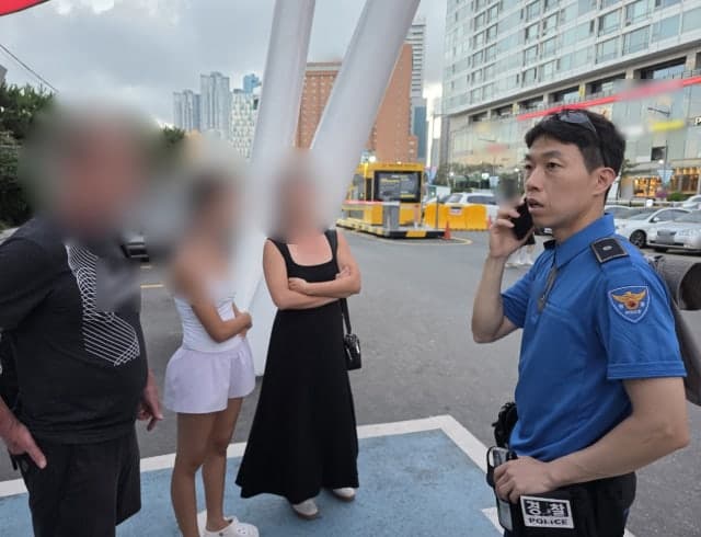 부산 해운대 찾은 미국인 관광객, 경찰 도움으로 분실물 되찾아