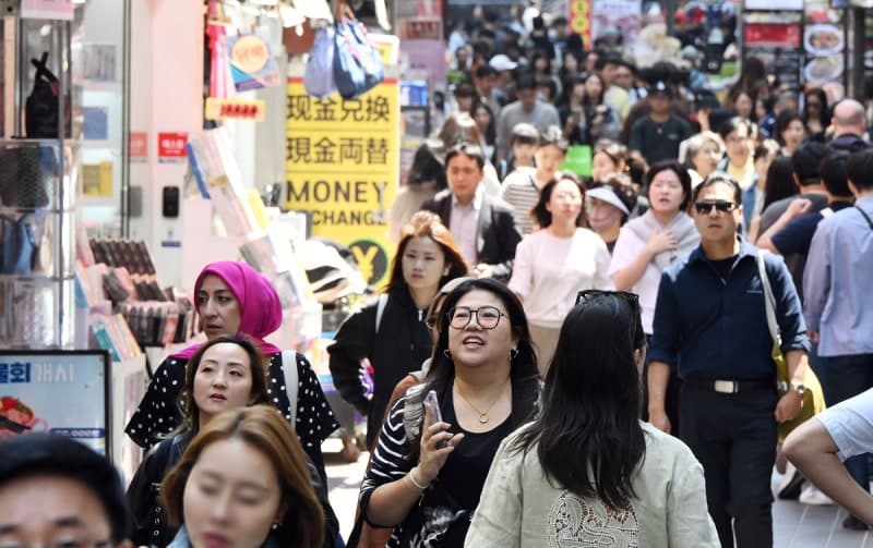 일본, 외국인 영주권 문턱 높인다…평균 소득·연금 요건 신설