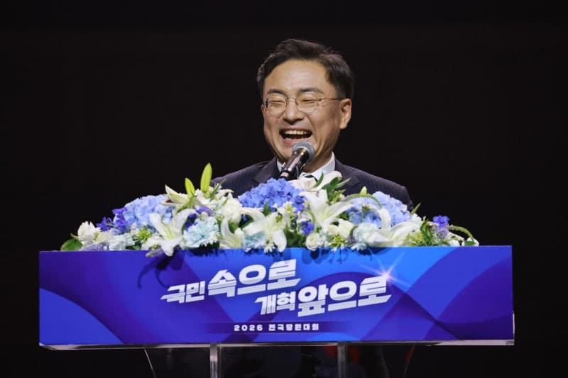 조국혁신당 새 대표에 신장식…“민주당과 통합, 가치와 비전이 전제”
