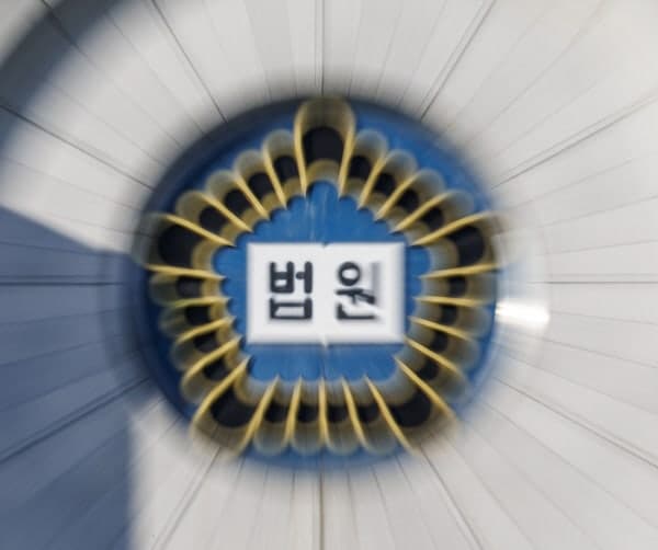 중학교 동창 가스라이팅해 2000회 성매매 강요한 20대 부부, 항소심서 아내 감형