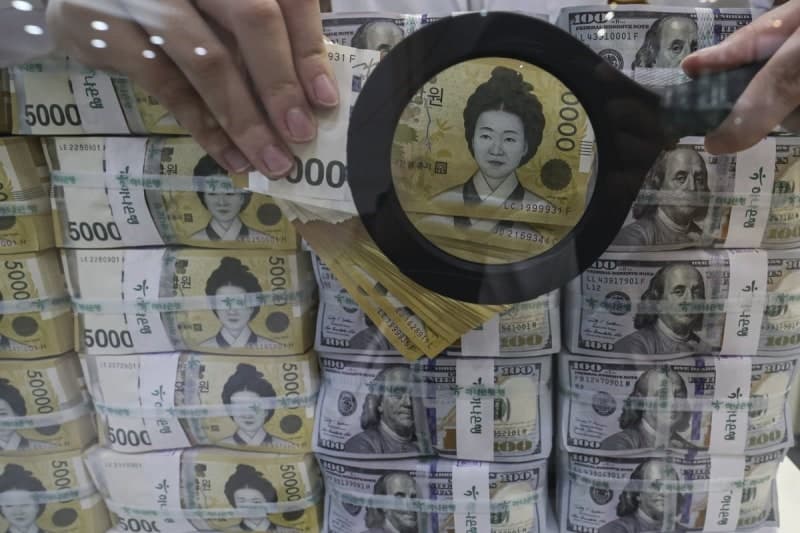 추락하던 원화 가치 반전…수출기업 달러 매도와 금리 인상 효과