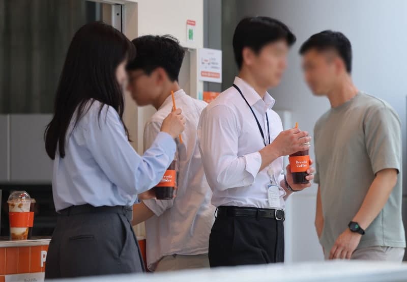 폭우와 태풍에도 정시 출근 강요…직장인 10명 중 4명은 근무 조정 불가