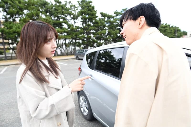 주차장서 몸으로 자리 맡은 50대 여성, 15분 넘게 버티며 막무가내