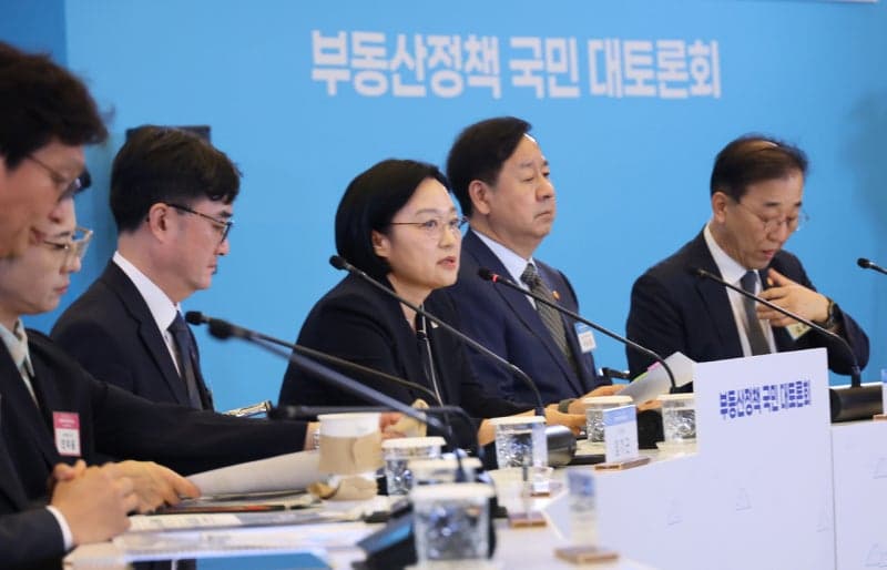 한성숙 총리 "부동산 문제, 무거운 책임감…국민 의견 경청해 합의점 찾을 것"