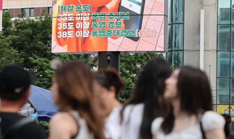 전국 폭염 위기 경보 '심각' 격상…지자체 무더위 쉼터 연장 등 총력 대응