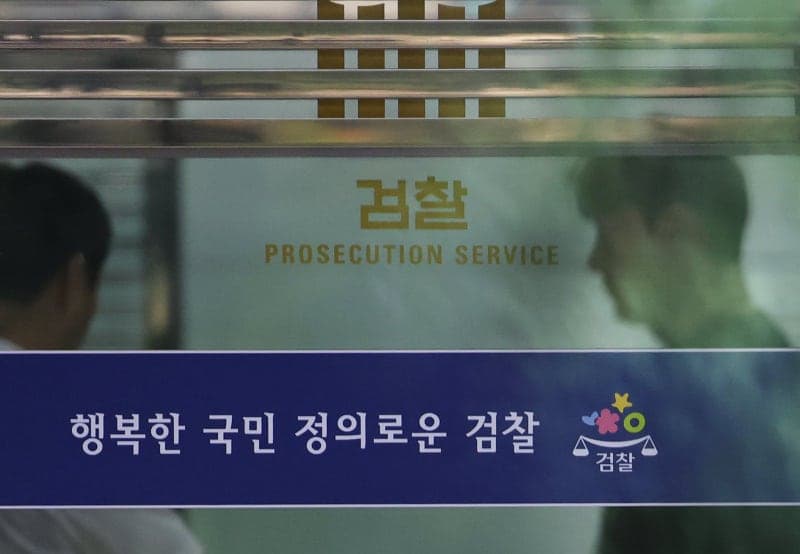 압수 와인 바꿔치기하고 포상금까지 챙긴 세관 공무원들 구속기소