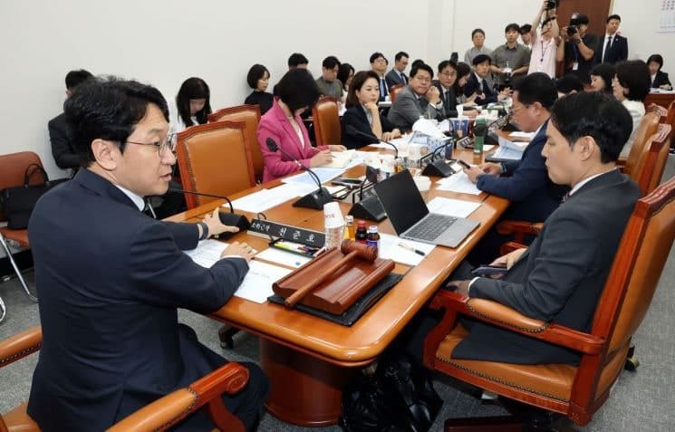 민주당, 필리버스터·패스트트랙 룰 변경 착수… 야당 "입법폭주" 반발