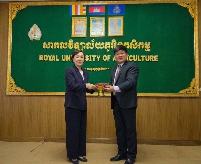 김건희 덕성여대 석좌교수, 캄보디아 외교공로훈장 ‘사하메트레이’ 수훈