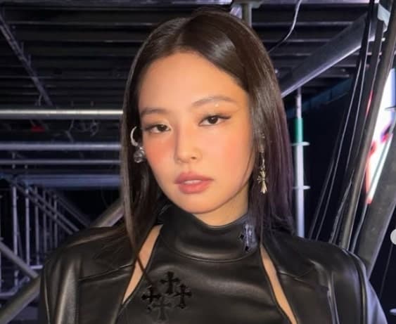 블랙핑크 제니, 美 빌보드 라디오 차트 정상 등극…K팝 역대 두 번째