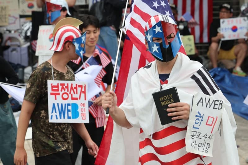 잠실 개표소 취재진 폭행한 시위 참가자 2명 구속 심사