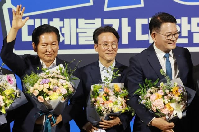 민주당 전대 투표 시작부터 시스템 오류… 정청래·김민석·송영길 3파전 본격화