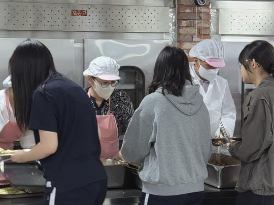 대전 둔산여고 전 교장 징계 절차 착수…교직원들 "징계 철회" 집단 탄원