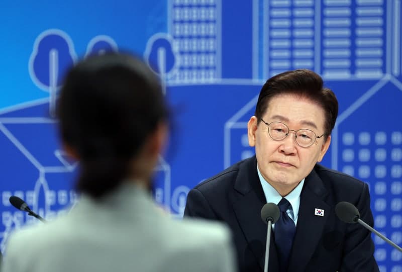 이재명 대통령 지지율 6주째 40%대…부정 평가 49.5%로 긍정 앞서