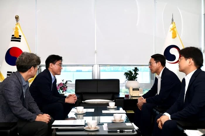 최정호 익산시장, 새만금청장 면담…익산-새만금 '단일 경제권' 위한 3대 광역망 건의