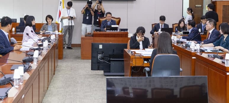 민주당, 검찰 보완수사권 폐지 형소법 강행 처리