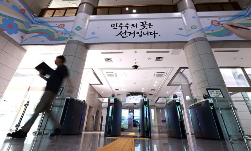 6·3 지방선거 투표 통계 조작 및 투표용지 부족 사태 선관위 관계자 첫 피의자 소환