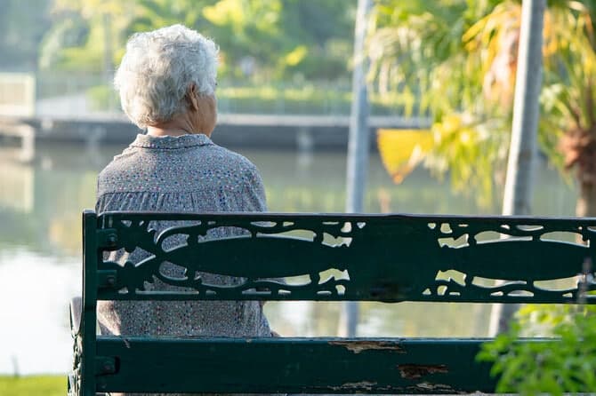 혼자 병원 가기 힘든 어르신 곁, 요양보호사가 함께 간다…장기요양 병원동행 시범사업 시작