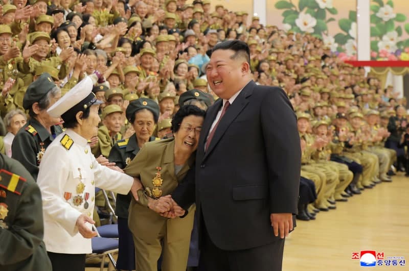 김정은 북한 국무위원장, 전승절 맞아 참전 노병들과 기념사진 촬영하며 정신적 기둥 강조