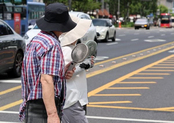 전국 대부분 폭염특보 발효…경남 체감온도 38도 넘는 극단적 더위