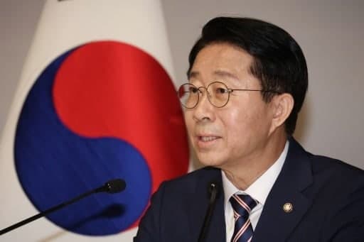조정식 의장 '연임 개헌' 발언, 靑·與 수습-野 공세