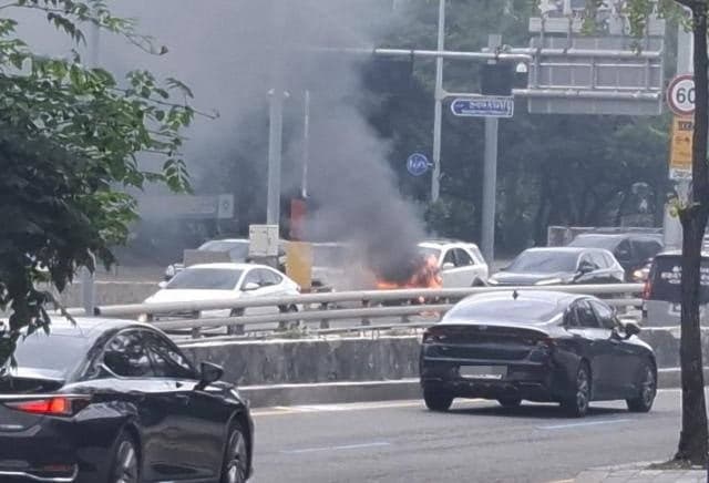 안양 비산지하차도 주행 중 SUV 화재 발생…운전자 자력 대피