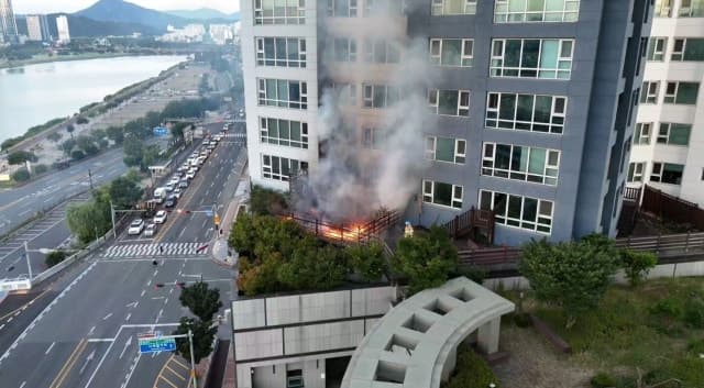 울산 중구 54층 주상복합아파트 야외 테라스서 화재 발생