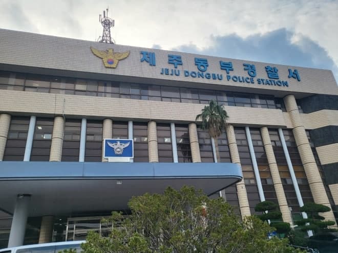 제주 길거리서 행인 흉기로 위협한 불법체류 중국인 2명 구속