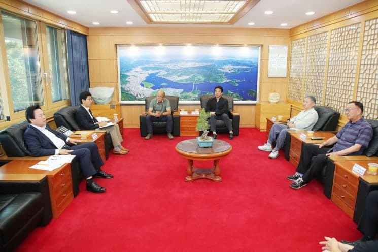 강기윤 창원시장, '부실 논란' 민주주의전당 개편 위해 시민대책위와 첫 면담