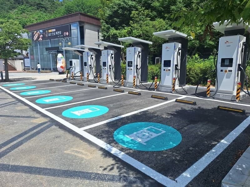 SK일렉링크, 고속도로에 CCS1·NACS 겸용 350kW 초급속 충전기 확대