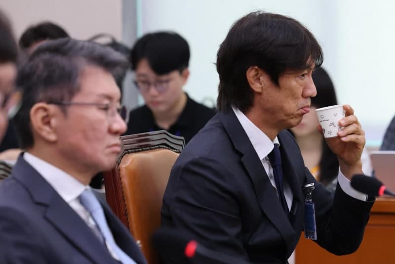 정몽규 전 축구협회장과 홍명보 전 감독, 국회 청문회서 고개 숙여 사과