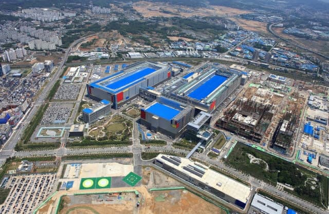 삼성전자 "메모리 공급 부족 2028년까지 지속"…생산능력 70% 장기계약 전환