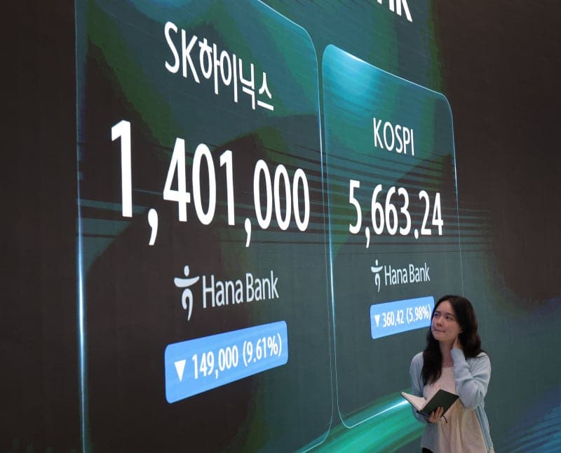 코스피 사상 첫 이틀 연속 서킷브레이커… 반도체 투매에 개미들 56조 손실