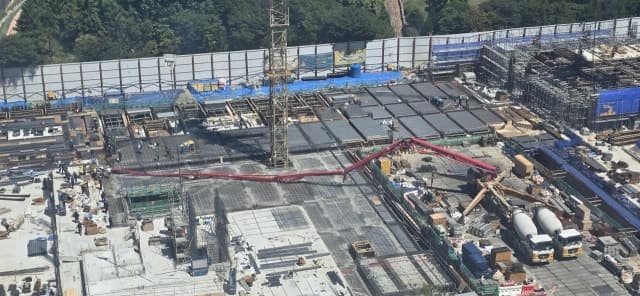 부산 해운대구청 신청사 공사장서 40톤 펌프카 파손…작업자 4명 부상