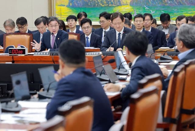 MBK 고려아연 경영권 분쟁에 정치권·금융당국 '기간산업 규제' 칼 빼드나