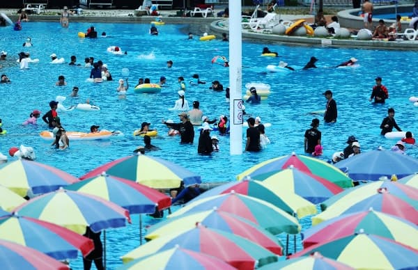 전국 폭염특보 속 낮 최고 38도…경남권은 생명 위협하는 극단적 더위
